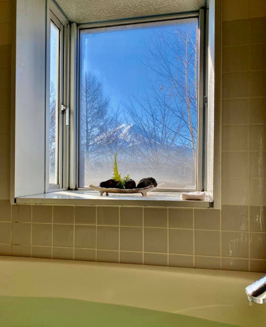 そして、黒川紀章氏設計のプロティオン河口湖のお風呂からは、ほぼ全室富士山が見える設計になっているそうです。
知人のマンションのお風呂から見える富士山♫
(写真提供 この部屋のマンションの持ち主)
プロティオン河口湖のお客様のお風呂をリフォームした際も、きれいな富士山が見えていました。 そして、黒川紀章氏設計のプロティオン河口湖のお風呂からは、ほぼ全室富士山が見える設計になっているそうです。
知人のマンションのお風呂から見える富士山♫
(写真提供 この部屋のマンションの持ち主)
プロティオン河口湖のお客様のお風呂をリフォームした際も、きれいな富士山が見えていました。