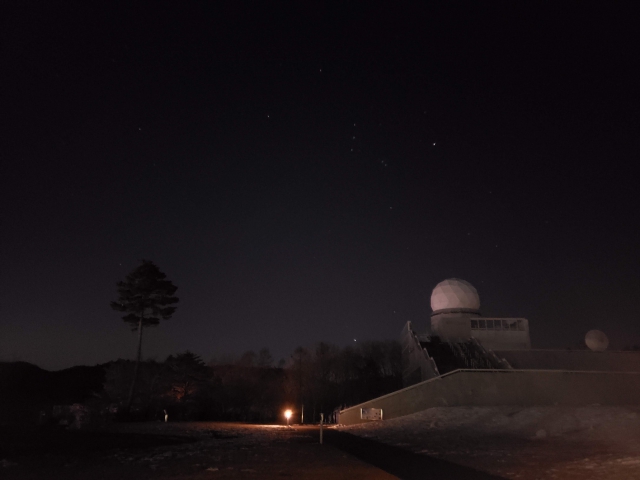 富士吉田市 富士山レーダードーム館の芝生広場は星空を眺めるのにも最高の場所です。
エリア内には富士吉田道の駅もあり駐車場も完備されていますし、灯りもありますが、それでも星がとてもきれいに見えます。 富士吉田市 富士山レーダードーム館の芝生広場は星空を眺めるのにも最高の場所です。
エリア内には富士吉田道の駅もあり駐車場も完備されていますし、灯りもありますが、それでも星がとてもきれいに見えます。