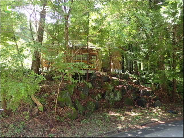 別荘地では、こうした大きな木の悩みを持つ方がとても多くいらっしゃいます。
ただ今回伐採した場所は、今は管理されている別荘地ではないので伐採が可能でした。
管理されている別荘地であったり、自然公園法特別地域の場所は木の伐採が禁じられていますので、まずは別荘の管理事務所や県、または市町村に相談してみてください。
別荘地では、こうした大きな木の悩みを持つ方がとても多くいらっしゃいます。
ただ今回伐採した場所は、今は管理されている別荘地ではないので伐採が可能でした。
管理されている別荘地であったり、自然公園法特別地域の場所は木の伐採が禁じられていますので、まずは別荘の管理事務所や県、または市町村に相談してみてください。