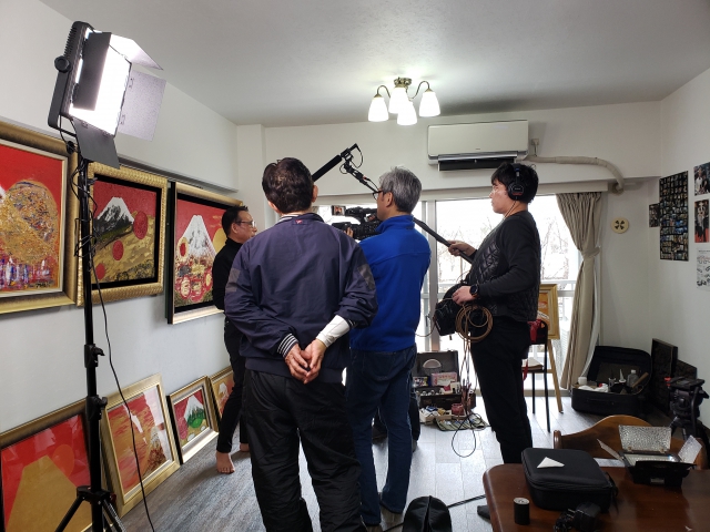 今回撮影させていただいた知人のマンションは、アトリエになっているのですが、このアトリエには溶岩を散りばめてある富士山の絵画がたくさん飾ってあり、その絵画もしっかり放送されました。
こちらの絵画の1部は、富士吉田のふるさと納税にもなっています。
https://www.furusato-tax.jp/product/detail/19202/4751636 今回撮影させていただいた知人のマンションは、アトリエになっているのですが、このアトリエには溶岩を散りばめてある富士山の絵画がたくさん飾ってあり、その絵画もしっかり放送されました。
こちらの絵画の1部は、富士吉田のふるさと納税にもなっています。
https://www.furusato-tax.jp/product/detail/19202/4751636