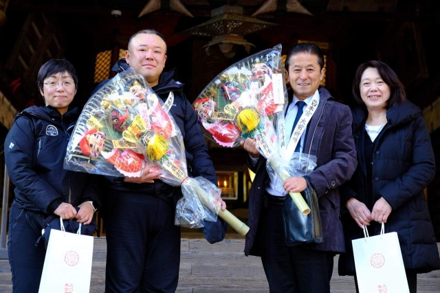 今年はいつもドローン撮影等でお世話になっている、クレセント・エルデザインさんと一緒に参拝させていただきました。
精進湖観光協会主体のドローンスクール、富士北麓の様々な場所からの空撮など、素晴らしい映像をたくさん撮られています。
富士山ドローンベース
https://fujisan-drone.jp/
今年はいつもドローン撮影等でお世話になっている、クレセント・エルデザインさんと一緒に参拝させていただきました。
精進湖観光協会主体のドローンスクール、富士北麓の様々な場所からの空撮など、素晴らしい映像をたくさん撮られています。
富士山ドローンベース
https://fujisan-drone.jp/