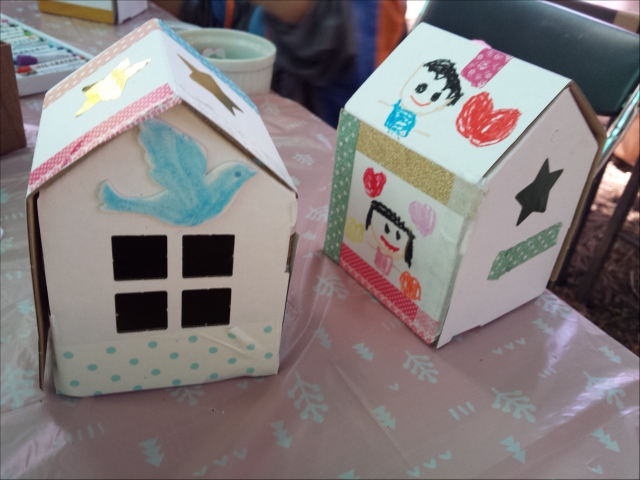 住まいのオサダブースでは、おうち箱体験もしていただきましたが、お子様たちは、みんなとっても楽しそうに、マスキングテープやシールなどを貼って、大切に持って帰られました♪
住まいのオサダブースでは、おうち箱体験もしていただきましたが、お子様たちは、みんなとっても楽しそうに、マスキングテープやシールなどを貼って、大切に持って帰られました♪