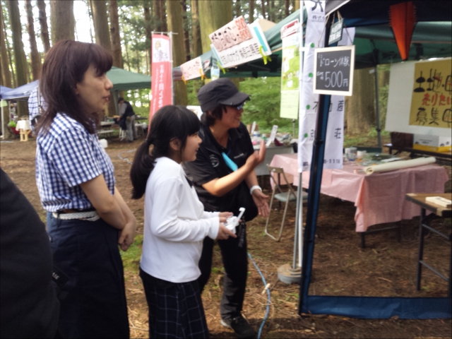 お隣のドローン体験が大人気♪
私も体験させていただきましたが、久々に夢中になって遊ばせていただきました^^
本物はまだ飛ばす自信がありませんが、体験会に行くと、その日に本物のドローンを飛ばさせてもらって、自分で撮った動画もプレゼントしていただけるそうですよ~
090-9684-0453(富士山ドローンベース 有限会社クレセントエルデザイン)
お隣のドローン体験が大人気♪
私も体験させていただきましたが、久々に夢中になって遊ばせていただきました^^
本物はまだ飛ばす自信がありませんが、体験会に行くと、その日に本物のドローンを飛ばさせてもらって、自分で撮った動画もプレゼントしていただけるそうですよ~
090-9684-0453(富士山ドローンベース 有限会社クレセントエルデザイン)