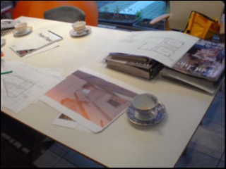 お打ち合わせを重ねていよいよ着工です!
別荘内を散歩している住人の方が、木のいい香りに誘われてよく見学にいらしてくださったそうです。
お打ち合わせを重ねていよいよ着工です!
別荘内を散歩している住人の方が、木のいい香りに誘われてよく見学にいらしてくださったそうです。