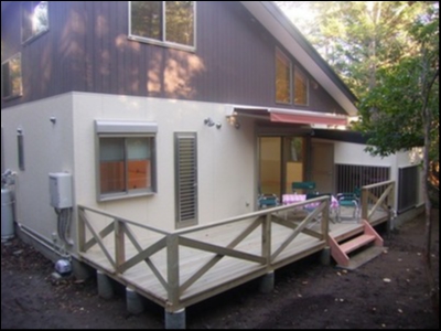 ウッドッデキの向こう側にある格子は、愛犬のワンちゃんの小屋です。
とっても広い小屋なので、お子様も中で遊べちゃうほどです。
ウッドッデキの向こう側にある格子は、愛犬のワンちゃんの小屋です。
とっても広い小屋なので、お子様も中で遊べちゃうほどです。