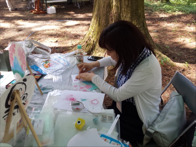 最近、パステルのインストラクターを取得した妹もお手伝いに来てくれました♪
今回は、土曜日に富士山ときめき隊ブースで、うちわにパステルを描くワークショップと笑顔流を書かせていただきました。 最近、パステルのインストラクターを取得した妹もお手伝いに来てくれました♪
今回は、土曜日に富士山ときめき隊ブースで、うちわにパステルを描くワークショップと笑顔流を書かせていただきました。