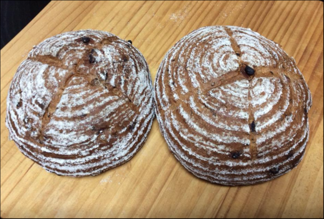 東京の松田さんからは、手作りのパンをいただきました♪
特別なバターまで持ってきていただいて、お昼にみんなでおなかいっぱいいただきました!
写真を撮り忘れてしまたので、写真は松田さんのFBからお借りしています~
最近は笑顔流の言葉もつけて販売していたら、どんどん注文が入ってくるそうですよ^^
私もホウレン草入りなどのベーグルを購入させていただきましたが、とっても美味しくいただきました♪
他にも今回は、たくさん皆さんからお土産をいただいて、充実している教室の合間に美味しくいただきました!
ご馳走様でした(^^)/ 東京の松田さんからは、手作りのパンをいただきました♪
特別なバターまで持ってきていただいて、お昼にみんなでおなかいっぱいいただきました!
写真を撮り忘れてしまたので、写真は松田さんのFBからお借りしています~
最近は笑顔流の言葉もつけて販売していたら、どんどん注文が入ってくるそうですよ^^
私もホウレン草入りなどのベーグルを購入させていただきましたが、とっても美味しくいただきました♪
他にも今回は、たくさん皆さんからお土産をいただいて、充実している教室の合間に美味しくいただきました!
ご馳走様でした(^^)/