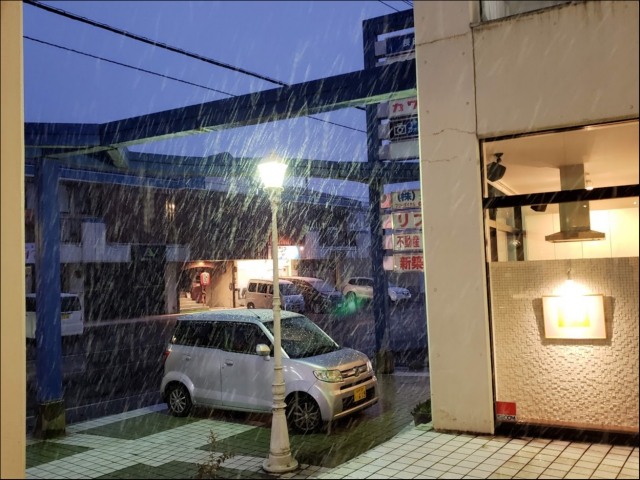 午後からは、春の雪が降ったりやんだりしています。
朝からは想像できませんね! 午後からは、春の雪が降ったりやんだりしています。
朝からは想像できませんね!