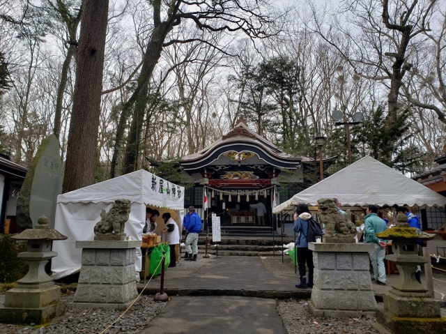 ちょっと残念なのが、以前はお賽銭をあげてお参りすると、全員をお祓いしてくださり、富士山の形の羊羹などをいただけたのですが、今は人が多くなりすぎたのかなくなってしまいました。
(神主さんにお祓いをお願いすると、無料でお祓いしてくださるそうです)
今日は正月祭だったので、美味しいおしるこをいただきました♪
ちょっと残念なのが、以前はお賽銭をあげてお参りすると、全員をお祓いしてくださり、富士山の形の羊羹などをいただけたのですが、今は人が多くなりすぎたのかなくなってしまいました。
(神主さんにお祓いをお願いすると、無料でお祓いしてくださるそうです)
今日は正月祭だったので、美味しいおしるこをいただきました♪