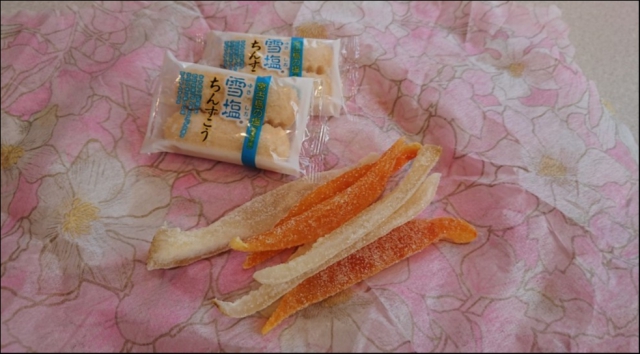 帰り際、「奥様に」と手作り菓子などをいただきました。
ハガキを書いた弊社マネージャー(家内)に感謝!
帰り際、「奥様に」と手作り菓子などをいただきました。
ハガキを書いた弊社マネージャー(家内)に感謝!